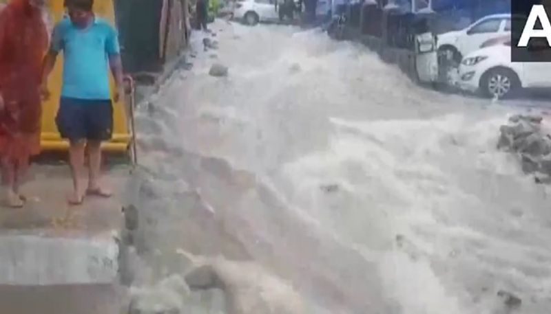 উল্লেখ্য, হিমাচলপ্রদেশের ধর্মশালায় ভারী বৃষ্টির ফলে ব্যাপক ক্ষতি হয়েছে। ভেসে গিয়েছে একাধিক গাড়ি। ভেঙে পড়েছে বাড়ি ও হোটেল। বেশ কিছু বাড়িতে জল ঢুকে যায়।