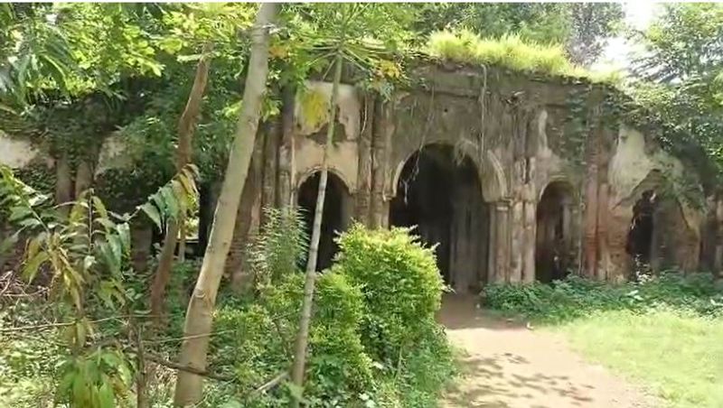 আগে রথের সময় এখানে বিশাল মেলার আয়োজন করা হত। অনেক লোক আসতেন। কিন্তু, করোনা পরিস্থিতির মধ্যে আর তা করা হয় না। শুধুমাত্র প্রথা মেনে গোপালকে বসিয়ে রথ টানা হয়। তারপর ফের আবার রথ ভিতরে ঢুকিয়ে দেওয়া হয়। 