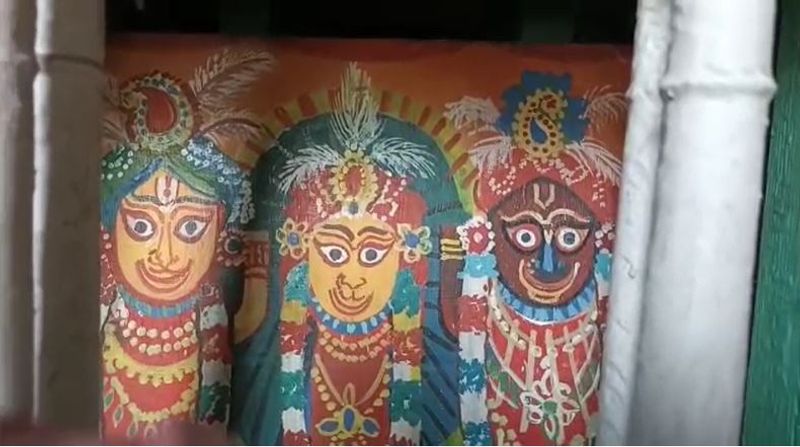 বড় বিষয় হল এই রথের মধ্যে জগন্নাথ, বলরাম ও সুভদ্রা থাকেন না। মহারাজের রথের মধ্যে বসানো হয় বাড়ির গোপালকে। আর ভিতরে লক্ষ্মী-নারায়ণ শিলামূর্তি ভিতরে চাপানো হয়। 