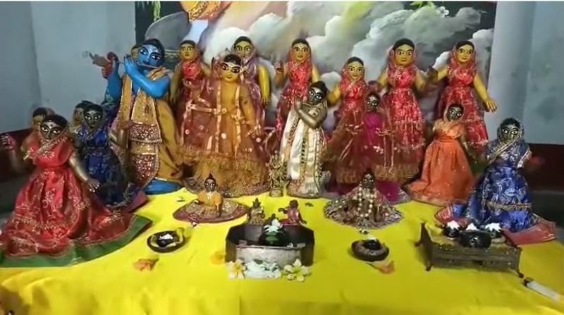 তবে করোনা পরিস্থিতির মধ্যে রথযাত্রার জাঁকজমক ফিকে হলেও প্রথায় কোনও ফাঁক রাখেন না লক্ষ্মীনারায়ণ জিউ মন্দিরের প্রধান পুরোহিত উত্তম মিশ্র। প্রতিবারের মতো এবারও এই রথের দড়িতে টান পড়ার পরই শহরের বাকি রথে টান পড়েছে বলে জানিয়েছেন তিনি। 