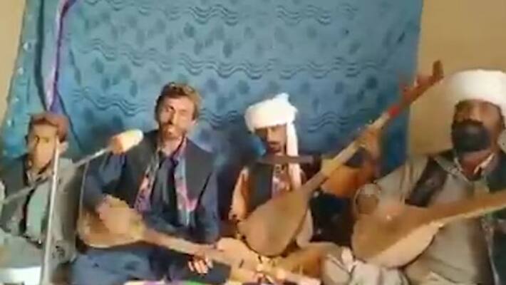 Baloch singer Wahab Ali Bugti's soulful rendition of Teri Mitti wins hearts; watch viral video-tgy Baloch singer Wahab Ali Bugti's soulful rendition of Teri Mitti wins hearts; watch viral video-tgy
