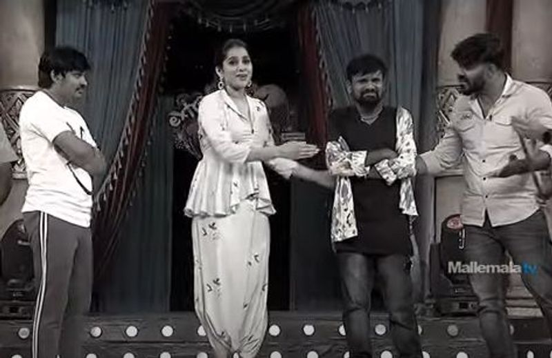 ప్పుడు ఈ స్టేజ్పైన ఉన్నానంటూ కారణంగా తమ టీమ్ లీడర్లే అని వెల్లడించారు. వీరందరు లేకపోతే నిజంగానే తాను బతికుండేవాడిని కాదని వెల్లడిస్తూ ఎమోషనల్ అయ్యాడు.