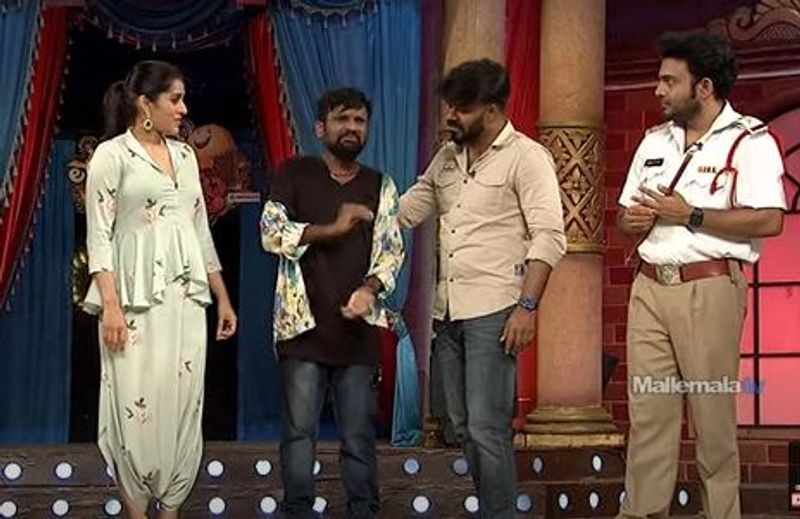 దీంతో రాకేష్, సుడిగాలి సుధీర్, గెటప్ శ్రీను ఇలా అందరు కలిసి జీవన్ని ఓదార్చారు.