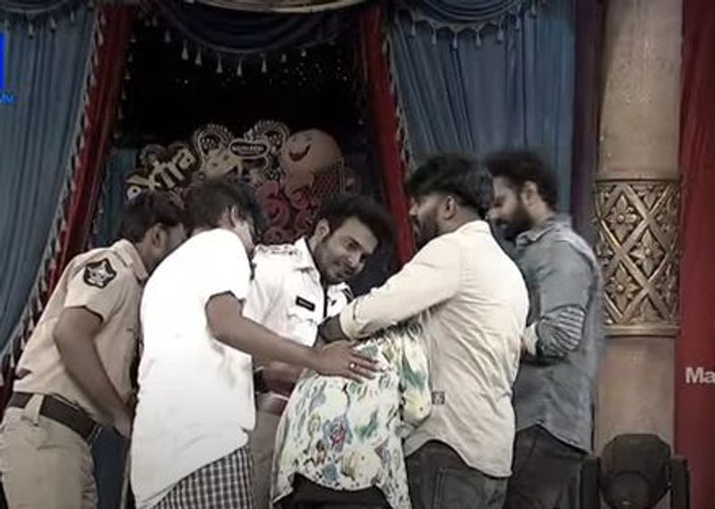 దీంతో జీవన్కి చేతి తట్టి ఓదార్చే ప్రయత్నం చేశాడు సుధీర్. దీంతో మరోసారి కుంగిపోయాడు జీవన్. స్టేజ్పైనే ఆయనకు లెఫ్ట్ సైడ్ బాగా పెయిన్ వచ్చినట్టు కుంగిపోవడంతో అంతా షాక్ అయ్యారు.