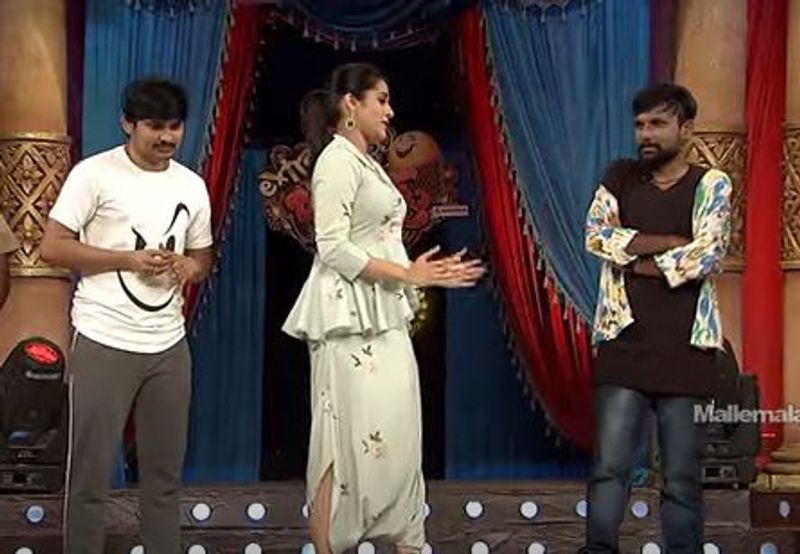 నెమ్మదిగా అందరు కలిసి ఆయన్ని కిందకి తీసుకెళ్లారు. మరి ఇంతకి జీవన్కి ఏమైంది. అనారోగ్యం ఏంటనేది వెల్లడించలేదు. మొత్తానికి జీవన్ పరిస్థితికి అందరు అండగా నిలుస్తున్నారు.