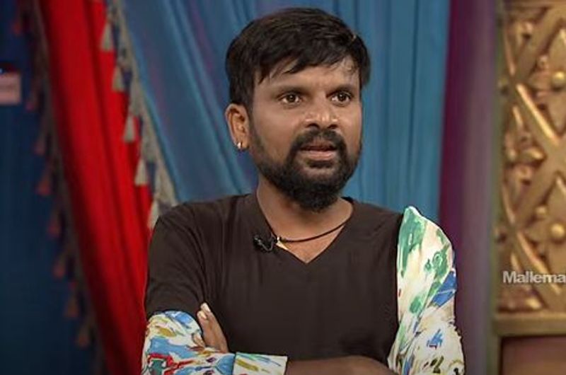 `జబర్దస్త్` షోలో తనకంటూ ఓ ప్రత్యేకమైన గుర్తింపు తెచ్చుకున్నాడు జీవన్. ఇటీవల ఆయన ఆనారోగ్యానికి గురయ్యారు. ప్రాణాపాయ స్థితి నుంచి కోలుకున్నారు. తిరిగి `ఎక్స్ ట్రా జబర్దస్త్` షోలో పాల్గొన్నాడు.