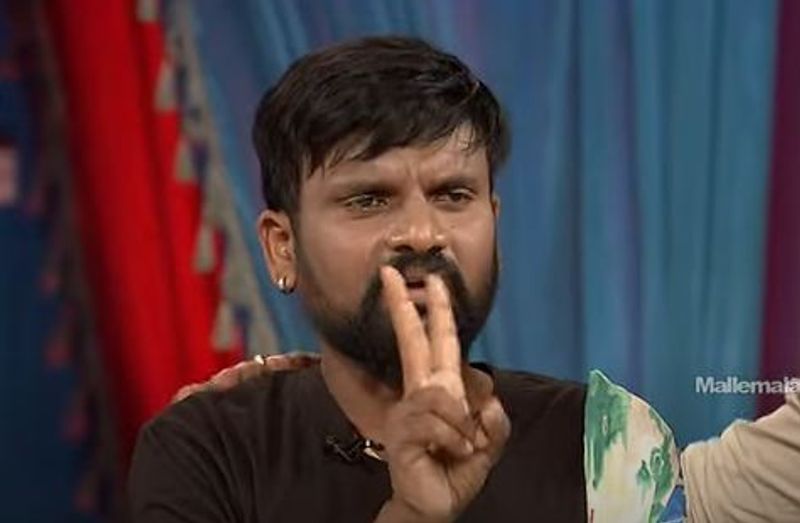 ఇంజిక్షన్లకి కూడా బాడీ సహకరించలేదని, ఇక బతకడం కష్టమని డాక్టర్లు చెబితే `జబర్దస్త్` హాస్య నటులంతా అండగా నిలిచి తనని కాపాడారని విలపించాడు.