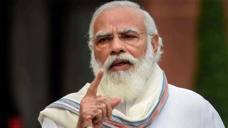 ಹೌದು ಪಿಎಂ ಮೋದಿ ಗುರುವಾರದಂದು ಸುಮಾರು 744 ಕೋಟಿ ರೂ. ವೆಚ್ಚದ ವಿಭಿನ್ನ ಯೋಜನೆಗಳನ್ನು ಉದ್ಘಾಟಿಸಲಿದ್ದಾರೆ. ಅಲ್ಲದೇ ಸುಮಾರು 839 ಕೋಟಿ ರೂ.ಗಳ ವೆಚ್ಚದ ಹಲವಾರು ಯೋಜನೆಳಿಗೆ ಶಿಲಾನ್ಯಾಸ ಮಾಡಲಿದ್ದಾರೆ. ಇವುಗಳಲ್ಲಿ ಸೆಂಟರ್ ಫಾರ್ ಸ್ಕಿಲ್ ಮತ್ತು ಟೆಕ್ನಿಕಲ್ ಸಪೋರ್ಟ್ ಆಫ್ ಸೆಂಟ್ರಲ್ ಇನ್ಸ್ಟಿಟ್ಯೂಟ್ ಆಫ್ ಪೆಟ್ರೋಕೆಮಿಕಲ್ ಎಂಜಿನಿಯರಿಂಗ್ ಮತ್ತು ಟೆಕ್ನಾಲಜಿ (ಸಿಐಪಿಇಟಿ), ಜಲ್ ಜೀವನ್ ಮಿಷನ್ ಅಡಿಯಲ್ಲಿ 143 ಗ್ರಾಮೀಣ ಯೋಜನೆಗಳು ಮತ್ತು ಕಾರ್ಖಿಯಾನ್ವ್ನಲ್ಲಿ ಮಾವು ಮತ್ತು ತರಕಾರಿಗಾಗಿ ಇಂಟಿಗ್ರೇಟೆಡ್ ಪ್ಯಾಕ್ ಹೌಸ್ ಸೇರಿವೆ. ಮಧ್ಯಾಹ್ನ 2 ಗಂಟೆಗೆ ಬಿಎಚ್ಯುನ ತಾಯಿ ಮತ್ತು ಮಕ್ಕಳ ಆರೋಗ್ಯ ವಿಭಾಗವನ್ನು ಪರಿಶೀಲಿಸಲಿದ್ದಾರೆ. ಕೋವಿಡ್ನ ಸನ್ನದ್ಧತೆಯನ್ನು ಪರಿಶೀಲಿಸಲು ಪ್ರಧಾನಿ ಅಧಿಕಾರಿಗಳು ಮತ್ತು ವೈದ್ಯಕೀಯ ವೃತ್ತಿಪರರನ್ನು ಭೇಟಿ ಮಾಡಲಿದ್ದಾರೆ.
