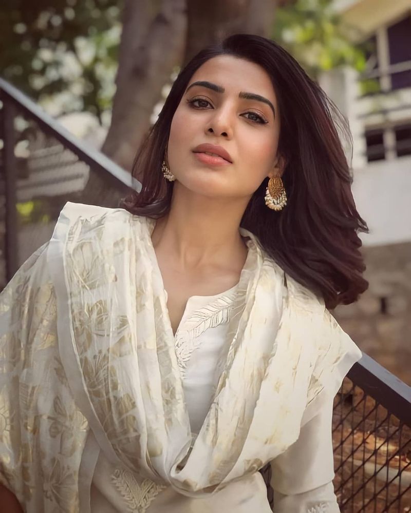 Samantha Akkineni did her schooling at the Holy Angels Anglo Indian Higher Secondary School and then completed a degree in commerce at Stella Maris College, Chennai. 