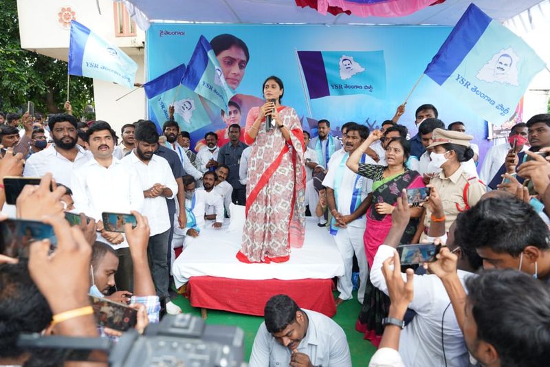వేదికపై ప్రసంగిస్తున్న వైఎస్ షర్మిల