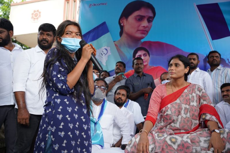 షర్మిలతో తన కష్టాలు చెప్పుకుంటున్న ఓ యువతి
