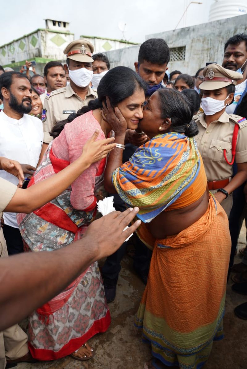 షర్మిలను అప్యాయంగా ముద్దాడుతున్న వృద్ధురాలు