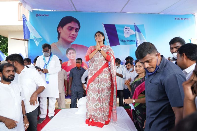 వేదికపై నుంచి ప్రజలకు అభివాదం చేస్తున్న షర్మిల