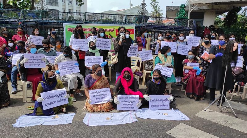ബാര്ബര് ഷാപ്പുകള് തുറക്കാന് സര്ക്കാര് അനുമതി നല്കിയെങ്കിലും ബ്യൂട്ടി പാര്ലറുകള് തുറക്കാന് ഇതുവരെയും അനുമതി നല്കിയിട്ടില്ല. ഇതിനെ തുടര്ന്നായിരുന്നു ഇവര് സമരവുമായി രംഗത്തെത്തിയത്. 