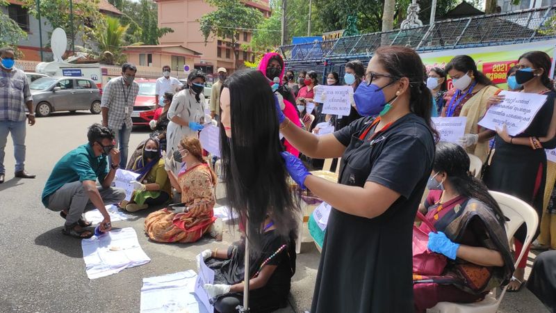 വായ്പയുമായി ബന്ധപ്പട്ടാണ് കൂടുതല് പരാതികളും ഉയര്ന്നത്. മാസങ്ങളായി അടഞ്ഞ് കിടക്കുന്നത് കൊണ്ടുതന്നെ പുതിയ വായ്പകളൊന്നും ലഭിക്കുന്നില്ലെന്ന് ഇവര് പരാതിപ്പെടുന്നു. 