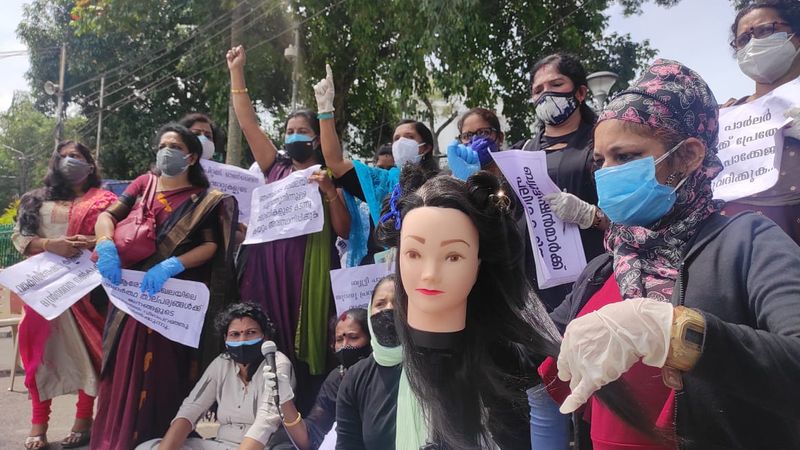 അതോടൊപ്പം പലരുടെയും മാസങ്ങളായുള്ള വായ്പകള് തിരിച്ചടവ് മുടങ്ങിക്കിടക്കുകയാണ്. ഇങ്ങനെ മുന്നോട്ടുള്ള പോക്ക് അനിശ്ചിതത്വത്തിലായതോടെയാണ് സമരവുമായി രംഗത്തെത്തിയതെന്ന് സമക്കാര് പറഞ്ഞു. 