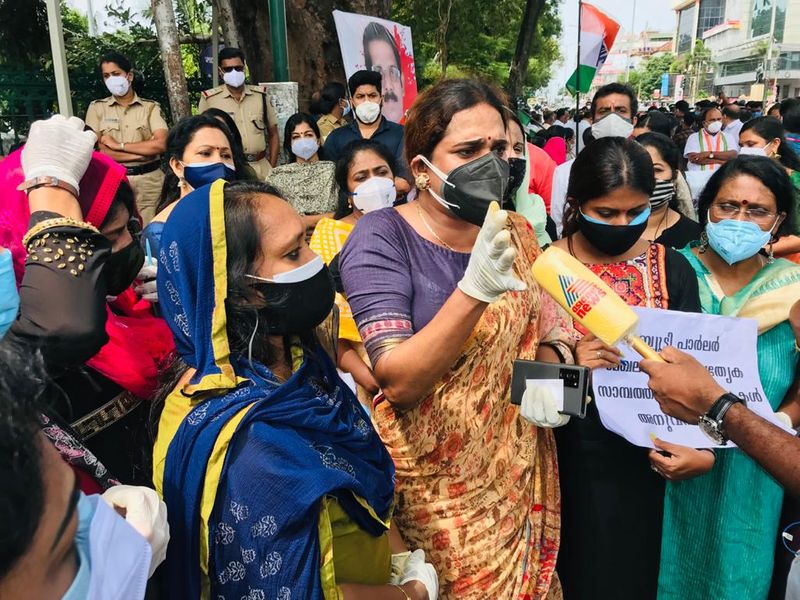 നിരവധി ആവശ്യങ്ങളാണ് ബ്യൂട്ടി പാര്ലര് ജീവനക്കാര് ഉന്നയിച്ചിരിക്കുന്നത്. ബ്യൂട്ടി പാര്ലറുകള് തുറന്ന് പ്രവര്ത്തിക്കുന്നതില് സര്ക്കാര് വ്യക്ത വരുത്തുക. 