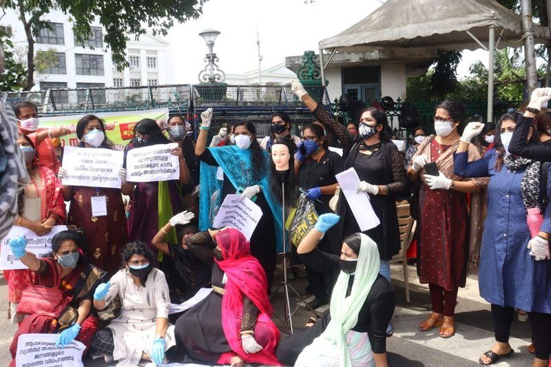 ബ്യൂട്ടീ പാര്ലറുകള് നേരിടുന്ന വാടക, വൈദ്യുതി പ്രതിസന്ധികള്ക്ക് പരിഹരം കാണുക എന്നീ ആവശ്യങ്ങളുന്നയിച്ചായിരുന്നു ബ്യൂട്ടിഷ്യന്സ് ഇന്ന് നിയമസഭയ്ക്ക് മുന്നില് സമരം നടത്തിയത്. രാവിലെ പത്ത് മണിക്ക് തുടങ്ങിയ സമരം രഞ്ജു രഞ്ജിമാര് ഉദ്ഘാടനം ചെയ്തു. 