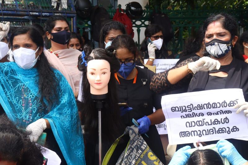 
കൊവിഡ് മഹാമാരിയുടെ രണ്ടാംവരവിന്റെ ഈ കാലത്ത്, എല്ലാവരും മാസ്ക് ധരിച്ചും സാനിറ്റൈസ് ചെയ്തും സാമൂഹ്യ അകലം പാലിച്ചും വാക്സിന് എടുത്തും പ്രതിരോധത്തിന് തയ്യാറാവണമെന്ന് ഏഷ്യാനെറ്റ് ന്യൂസ് അഭ്യര്ത്ഥിക്കുന്നു. ഒന്നിച്ച് നിന്നാല് നമുക്കീ മഹാമാരിയെ തോല്പ്പിക്കാനാവും. #BreakTheChain #ANCares #IndiaFightsCorona
