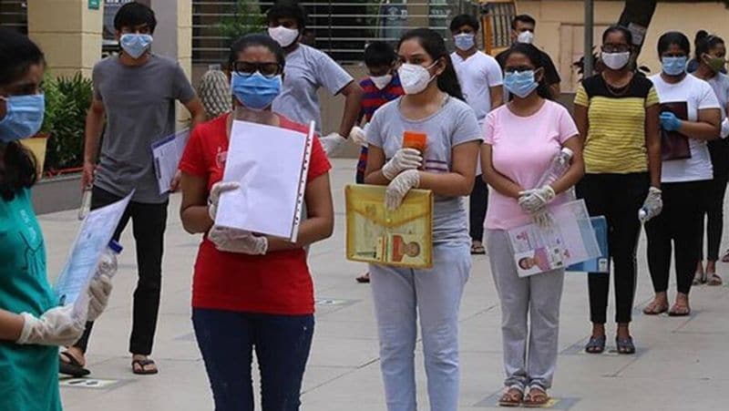 आयु
NEET परीक्षा के लिए कोई आयु सीमा नहीं है, इसके लिए कोई अटेम्प्ट सीमा भी नहीं है।
