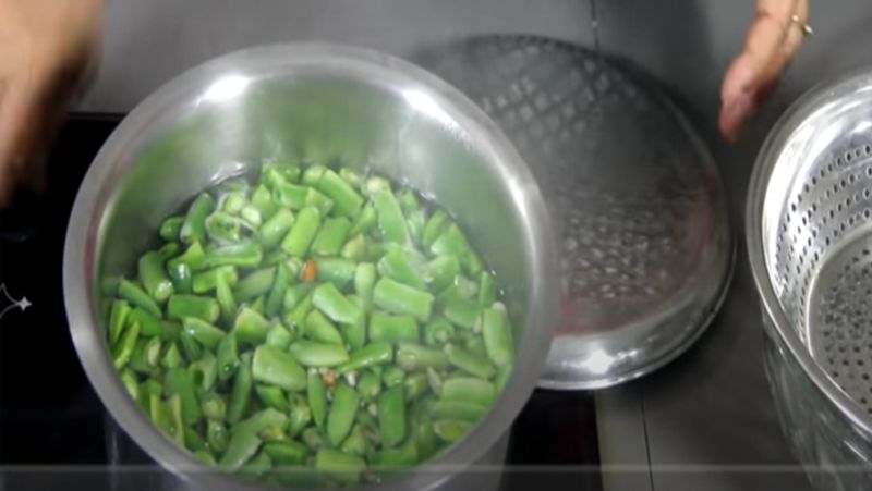 स्टेप- 2
एक बर्तन में 3 कप पानी डालकर मध्यम आंच पर रख दें। जब यह उबलने लगे तो आंच धीमी कर दें और इसमें कटी हुई बीन्स डालें। इसे धीमी आंच पर 2-3 मिनट तक उबलने दें। 
