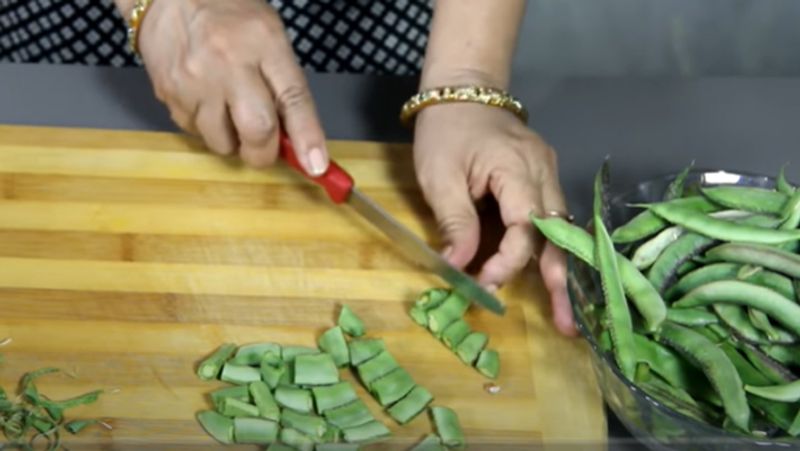 स्टेप - 1
एक बड़े कटोरे में सेम (बीन्स) को बहते पानी के नीचे अच्छी तरह धो लें। पानी को निथार लें और किचन टॉवल से अच्छी तरह पोंछ लें। अब बीन्स से डंठल हटा कर 1 इंच के टुकडों में काट लीजिए। आप इन्हें ऐसे ही रख सकते हैं।