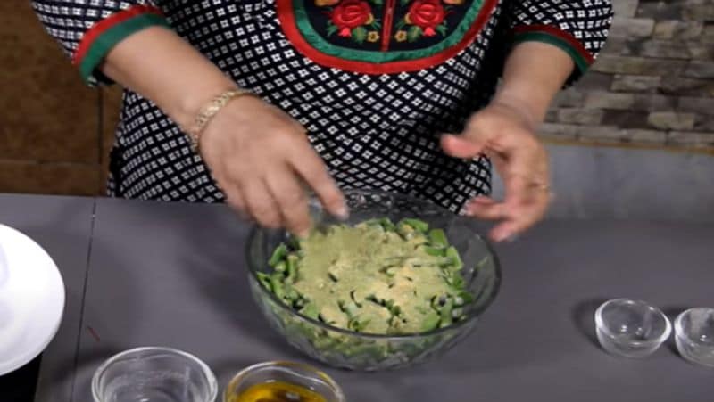 स्टेप- 4
अच्छे से सूख जाने के बाद इन्हें एक बड़े प्याले में निकाल लीजिए, साथ में सिरका, हींग, लाल मिर्च पाउडर, हल्दी पाउडर, नमक, सौंफ पाउडर, मेथी पाउडर और राई डाल दीजिए और इन्हें अच्छी तरह मिला लें। 