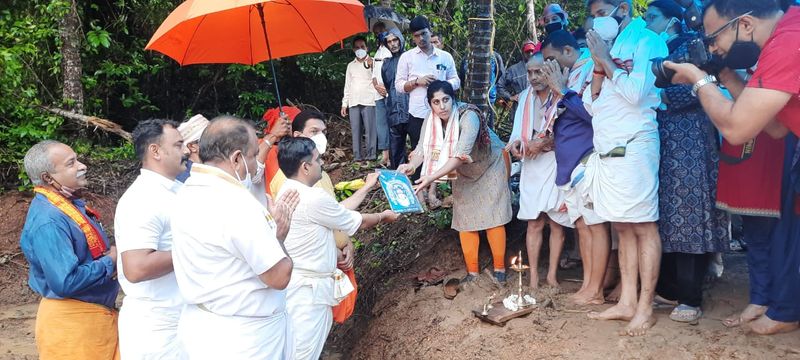 ಸ್ಥಳೀಯರ ಜೊತೆ ಗದ್ದೆಗಿಳಿದು ನೇಜಿ ನೆಟ್ಟ ನಳಿನ್ ಕುಮಾರ್ ಕಟೀಲ್, ದ.ಕ ಜಿಲ್ಲೆಯಾದ್ಯಂತ ಹಡೀಲು ಬಿದ್ದ ಗದ್ದೆಯಲ್ಲಿ ಭತ್ತ ಬೆಳೆಯಲು ಪ್ರೋತ್ಸಾಹಿಸುವ ಸಲುವಾಗಿ ನಳಿನ್ ಕೃಷಿ ಕಾರ್ಯ
