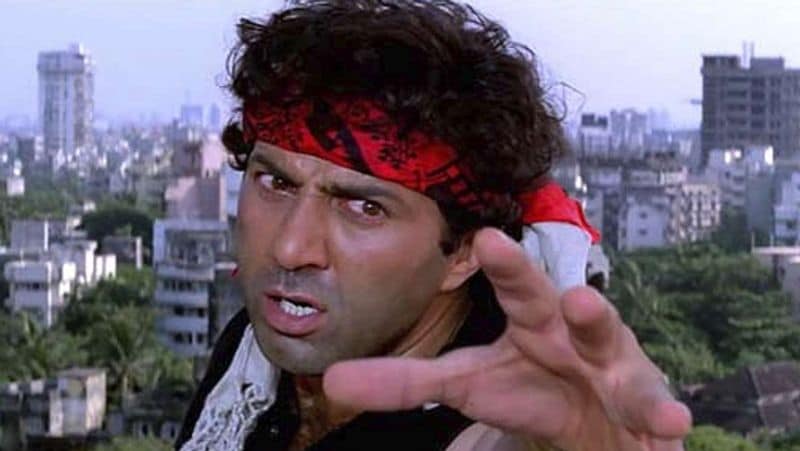 जी टेलीफिल्म्स के पूर्व सीईओ संदीप गोयल ने अपनी बुक ऑनेस्ट टू गॉड में इस बात का जिक्र किया था कि सनी ने अपना अवॉर्ड बाथरूम में क्यों छोड़ा दिया था। 2001 में आई फिल्म गदर का निर्माण जी टेलीफिल्म्स ने ही किया था। इस अवॉर्ड फंक्शन का आयोजन भी जी ने ही करवाया था। 