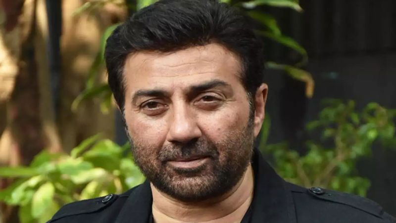 गोयल ने किताब ने यह भी बताया कि इस फंक्शन के बाद से सनी देओल को अवॉर्ड देने के प्रोसेस से चिढ़ हो गई थी और यही वजह है कि वे किसी अवॉर्ड शो में शामिल नहीं होते हैं। 