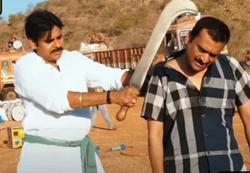 ఇటీవల తెలంగాణలో(హైదరాబాద్)లో బోనాల పండగ సందర్బంగా ప్రజలకు శుభాకాంక్షలు తెలిపారు బండ్ల గణేష్. ఈసందర్భంగా పవన్ ఫ్యాన్స్ రెచ్చిపోయారు. `కాటమరాయుడు` చిత్ర షూటింగ్ సందర్భంగా పవన్, బండ్ల గణేష్ ఫోటోని ఎడిట్ చేశారు.