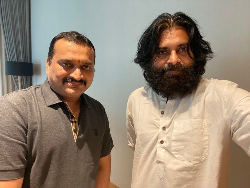 ఇప్పుడు పవన్తో సినిమా చేసేందుకు చాలా రోజులుగా వెయిట్ చేస్తున్నారు. ప్రస్తుతం పవన్ `అయ్యప్పనుమ్ కోషియమ్` రీమేక్, `హరిహర వీరమల్లు` సినిమాల్లో నటిస్తున్నారు. దీంతోపాటు హరీష్ శంకర్ దర్శకత్వంలో ఓ ఇసనిమా, సురేందర్రెడ్డి డైరెక్షన్ మరో సినిమా చేయాల్సి ఉంది. వీటితోపాటు భగవాన్ పుల్లారావు నిర్మాణంలో ఓ సినిమా కమిట్మెంట్ ఉంది. మరి బండ్లగణేష్తో సినిమా ఎప్పుడు సెట్ అవుతుందనేది ప్రస్తుతానికి బిగ్ సస్పెన్స్.