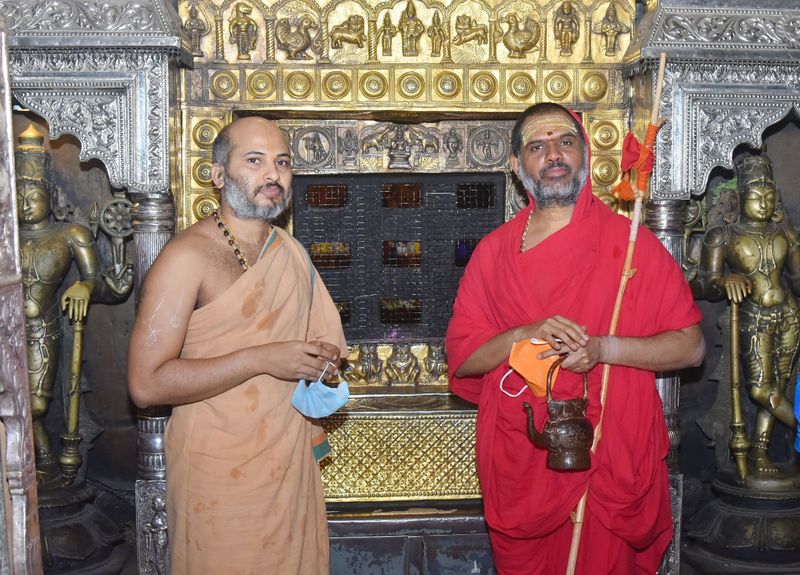  ಅವರನ್ನು ಮಠಕ್ಕೆ ವೇದಘೋಷ, ಮಂಗಳವಾದ್ಯದೊಂದಿಗೆ ಬರ ಮಾಡಿಕೊಳ್ಳಲಾಯಿತು. ನಂತರ ಅವರಿಗೆ ಪರ್ಯಾಯ ಅದಮಾರು ಮಠದ ಶ್ರೀಈಶಪ್ರಿಯ ತೀರ್ಥ ಶ್ರೀಪಾದರು ದೇವರ ದರ್ಶನ ಮಾಡಿಸಿ ಗೌರವಿಸಿದರು.