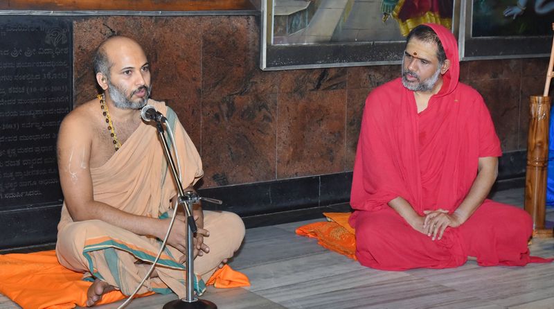 ಪರ್ಯಾಯ ಮಠದ ದಿವಾನ ಲಕ್ಷ್ಮೀನಾರಾಯಣ ಮುಚ್ಚಿoತಾಯರು ಸ್ವಾಗತಿಸಿದರು.ಆಸ್ಥಾನ ವಿದ್ವಾಂಸ ಕುತ್ಪಾಡಿ ಕೃಷ್ಣರಾಜ ಆಚಾರ್ಯರು ಕಾರ್ಯಕ್ರಮ ನಿರ್ವಹಿಸಿ ಮಠದ ಪ್ರಧಾನ ವ್ಯವಸ್ಥಾಪಕ ಗೋವಿಂದರಾಜ್ ಧನ್ಯವಾದ ನೀಡಿದರು.