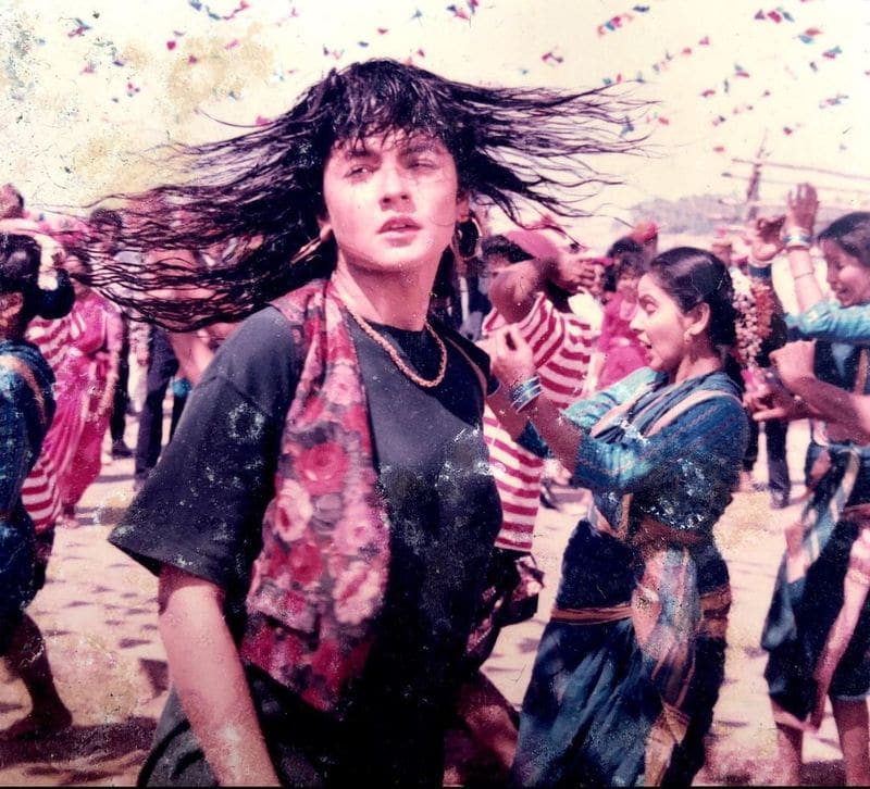 `ఈ సినిమాలో విపరీతంగా మద్యం సేవించే తండ్రిని ఆ అలవాటు నుంచి బయట పడేసే కూతురి పాత్రలో నటించా. ఇందులో మాదిరిగానే నేను కూడా నిజం జీవితంలో విపరీతంగా మద్యం సేవించేదాన్ని. అయితే నాలుగేళ్ల క్రితమే మానేశాను. దానిని నుంచి బయట పడాలనుకున్నా. ఆ సమయంలో మద్యం నుంచి నా ఆలోచలను బయట పడేయడం చాలా కష్టంగా ఉండేది. చెప్పాలంటే అదొక పోరాటం` అని తెలిపింది.