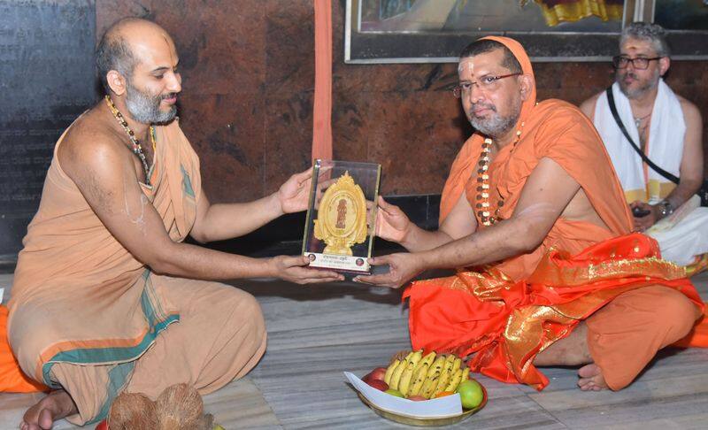 Edneer swamiji visits udupi Sri krishna mutt mah