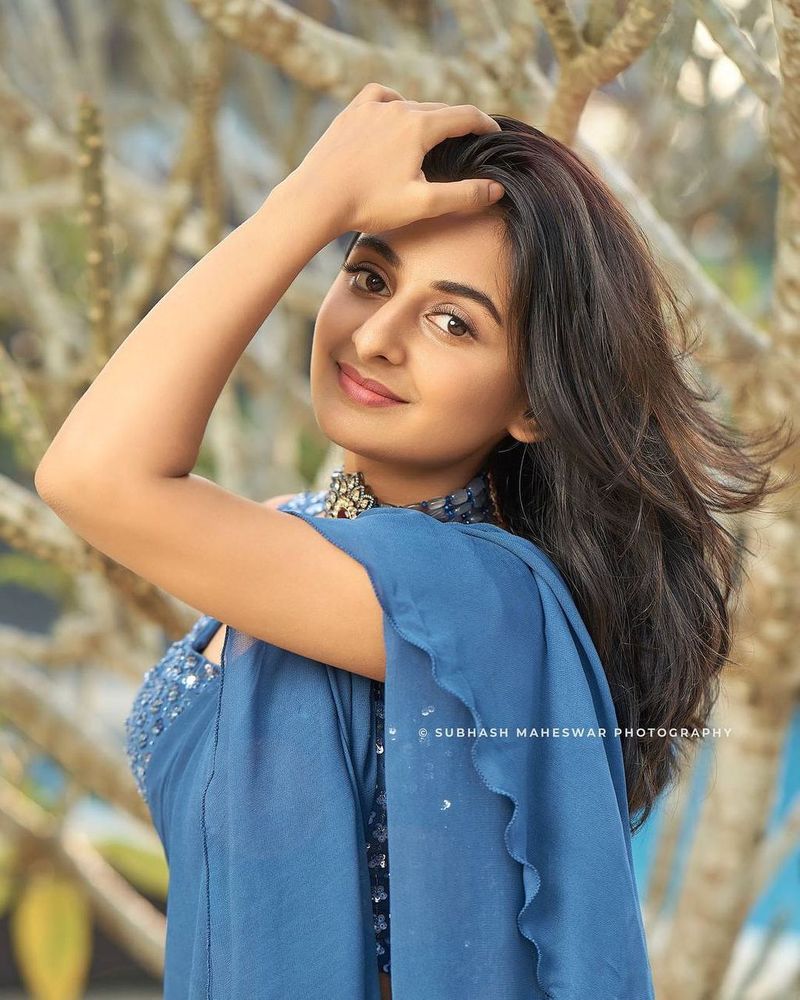 சேலையில் செம்ம ஸ்டைலிஷ் போஸ் கொடுக்கும் எஸ்தர் 