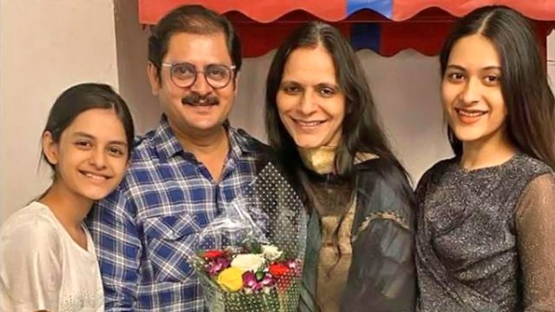 रोहिताश गौड़ की छोटी बेटी का नाम संगीति है और उन्हें भी डांस का शौक है। रोहिताश की बेटी ही नहीं उनकी पत्नी भी काफी खूबसूरत हैं। भले ही रेखा फिल्मों या टीवी शोज में एक्टिंग नहीं करती हैं लेकिन वह सोशल मीडिया पर एक्टिव हैं और अपनी फनी और डांसिंग वीडियो शेयर करती रहती हैं।
