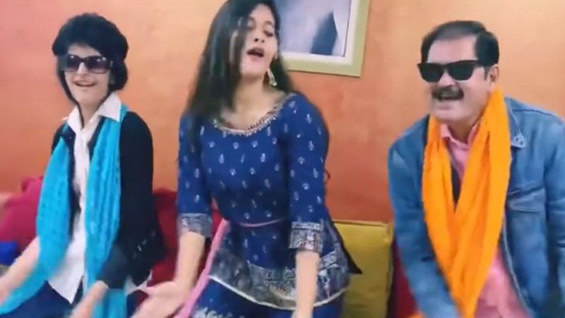 बता दें कि रोहिताश ने कुछ दिनों पहले एक इंटरव्यू में कहा था कि उनकी बेटी गीति की दिलचस्पी एक्टिंग में है। वो एक्ट्रेस बनना चाहती है और खुद को उसके मुताबिक तैयार कर रही है। लॉकडाउन में हमने उसका एक वीडियो शूट कराया था, जिसे उसने सोशल मीडिया पर भी शेयर किया था। 