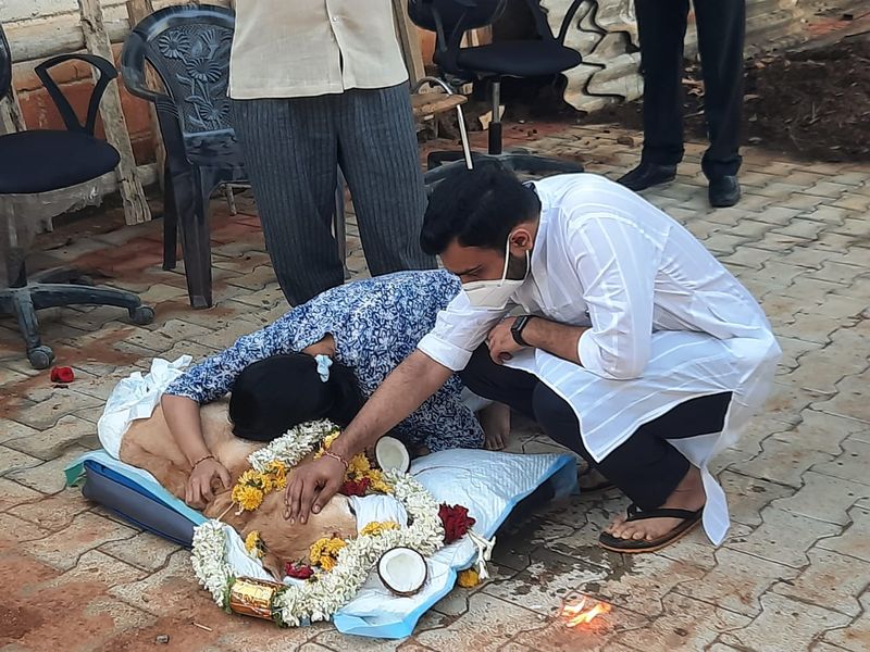 ಬಸವರಾಜ ಬೊಮ್ಮಾಯಿ ಕುಟುಂಬದ ಸದಸ್ಯರು ತೀವ್ರ ದುಃಖದಿಂದ ಅಗಲಿದ ನೆಚ್ಚಿನ ನಾಯಿ ಸನ್ನಿಯನ್ನು ಅಪ್ಪಿಕೊಂಡು ಕಣ್ಣೀರಿಟ್ಟರು.