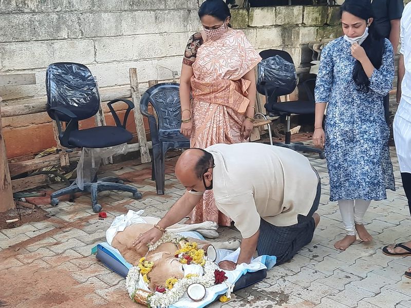 ಬಸವರಾಜ ಬೊಮ್ಮಾಯಿ ಕುಟುಂಬದ ಸದಸ್ಯರು ಸಂಪ್ರದಾಯಬದ್ಧವಾಗಿ ನಾಯಿ ಸನ್ನಿಗೆ ಅಂತಿಮ ವಿದಾಯ ಹೇಳಿದ್ದಾರೆ.
