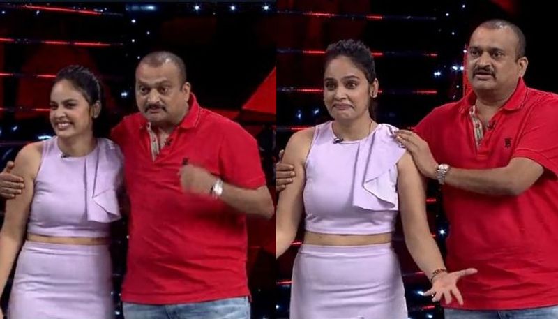 దీంతో రెచ్చిపోయిన బండ్ల గణేష్ మిడిల్లో ఉన్న ఎగ్ ని పగుల గొట్టమని చెబుతాడు. అయినా ఆమె ఆలోచిస్తుండటంతో బండ్ల గణేష్ ప్రామిస్ చేశాడు.