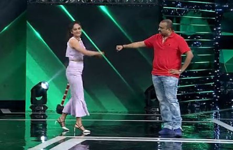 దీంతో బండ్ల గణేష్ మిడిల్ ఎగ్ని కొట్టమని చెబుతారు. దానికి ఓంకార్ పదే పదే అడ్డు పడుతుంటాడు. ఈ టెన్షన్ తట్టుకోలేక బండ్ల గణేష్తో ఓ డీల్ చేసుకుంటుంది నందిత. మీరు చెప్పింది కొడతాను, నాకు సినిమా ఛాన్స్ ఇవ్వండి అని అడుగుతుంది.