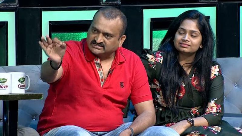 నందితకి హీరోయిన్గా తన నెక్ట్స్ సినిమాలో ఛాన్స్ ఇస్తానని చెబుతాడు. లక్ష రూపాయలు కాదు కోటి రూపాయల హీరోయిన్ని చేస్తానని చెప్పాడు. కచ్చితంగా హీరోయిన్గా ప్రమోట్ చేసే బాధత్య నాది అని హామీ ఇచ్చాడు.