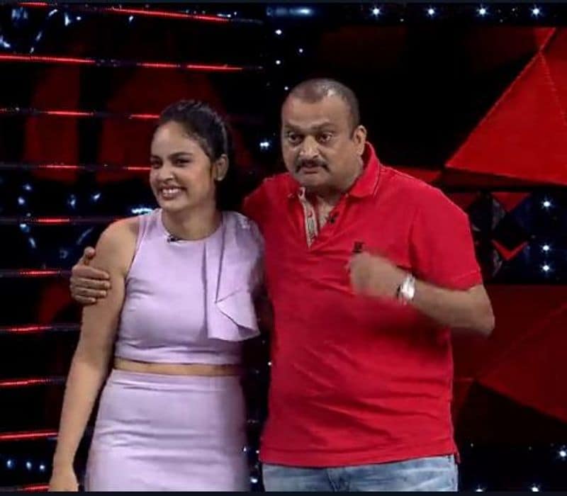 అయినా ఏ పర్వాలేదు తాను హీరోయిన్గా ఛాన్స్ ఇస్తానని మరోసారి స్టేజ్పైనే మాటిచ్చాడు బండ్ల గణేష్. దీంతో నందిత శ్వేత ఆనందానికి అవధుల్లేవనే చెప్పాలి.