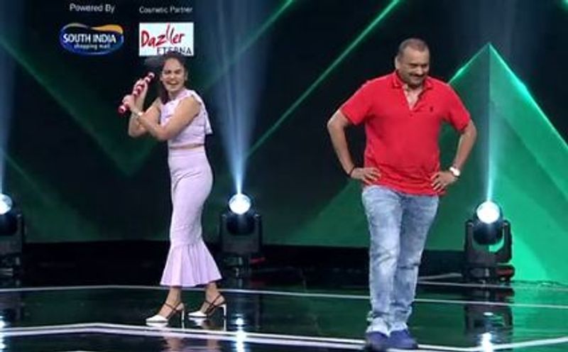 ఓంకార్ గేమ్లో భాగంగా మూడు గోల్డ్ ఎగ్లను పగుల కొట్టాల్సి ఉంది. అందులో ఒక దాంట్లో లక్ష రూపాయల గోల్డ్ కాయిన్ ఉంది. దాన్ని తప్ప మిగిలినవి కొట్టాలి. ఇందులో ఓంకార్ ఓ వైపు కన్ ఫ్యూజన్ చేస్తుంటే నందితా ఏం తేల్చుకోలేకపోతుంది.