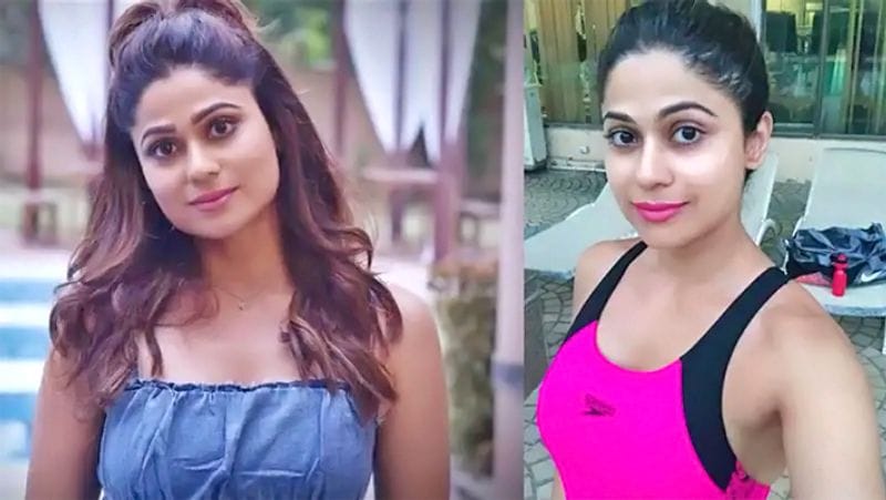 शमिता शेट्टी :
शिल्पा शेट्टी की छोटी बहन शमिता शेट्टी ने फिल्म 'मोहब्बतें' से करियर शुरू किया था। 2 फरवरी, 1979 को जन्मीं शमिता 42 साल की हो चुकी हैं लेकिन अभी तक उन्हें भी हाथ पीले होने का इंतजार है। शमिता ने जहर, कैश और बेवफा जैसी कुछ फिल्मों में काम किया है।