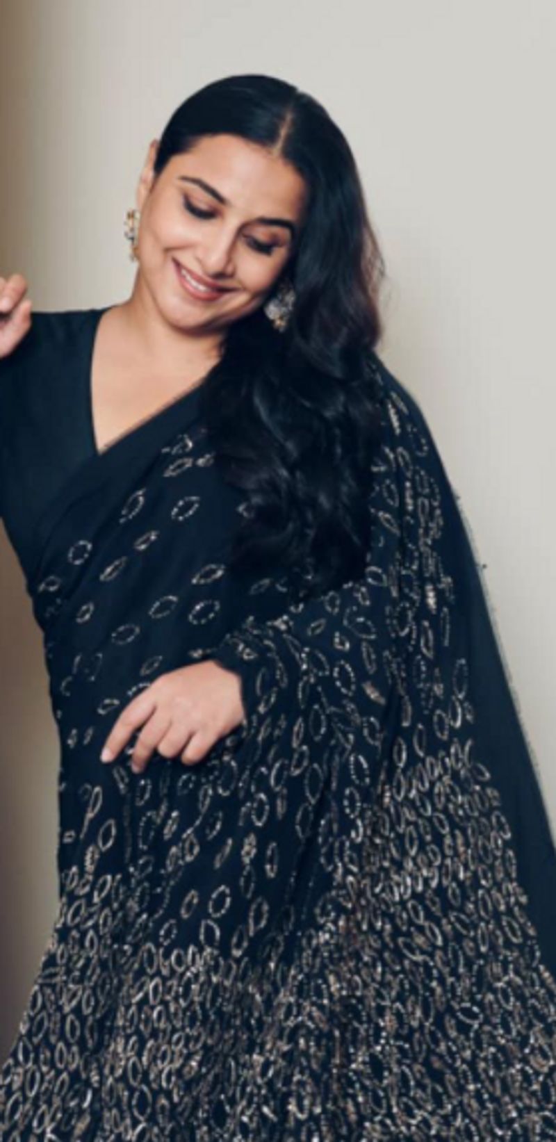 ഫോറസ്റ്റ് ഓഫീസറായിട്ടാണ് വിദ്യാ ബാലൻ ചിത്രത്തില് അഭിനയിച്ചത്.