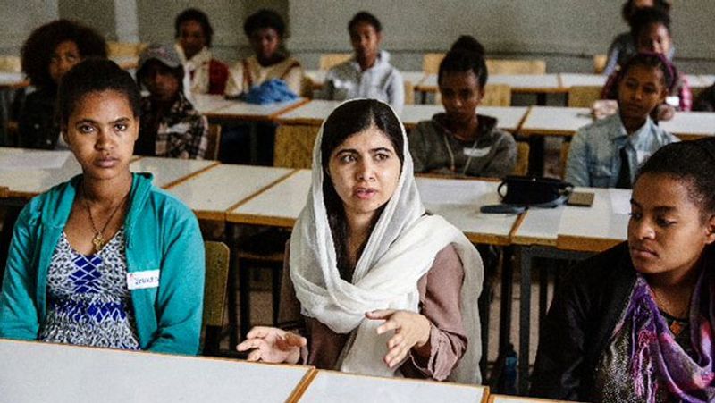 बता दें कि यह पुस्तक पंजाब पाठ्यचर्या और पाठ्यपुस्तक बोर्ड (PCTB) के लिए ऑक्सफोर्ड यूनिवर्सिटी प्रेस ने छापी है। सोमवार को अधिकारियों की टीम ने छापा मारकर किताबें जब्त कर लीं। पाकिस्तानी मीडिया डॉन के मुताबिक, अधिकारियों ने कहा कि पुस्तक का समीक्षा के लिए 2019 में एनओसी के लिए PCTB के समक्ष पेश किया गया था। लेकिन इसे छापने की मंजूरी नहीं दी गई थी। पुस्तक को करिकुलम एंड टेक्स्टबुक बोर्ड एक्ट-2015 की धारा 10 का उल्लंघन करना बताया गया है।
(तस्वीरें मलाला के ऑनलाइन पेज और ट्विटर से ली गई हैं)