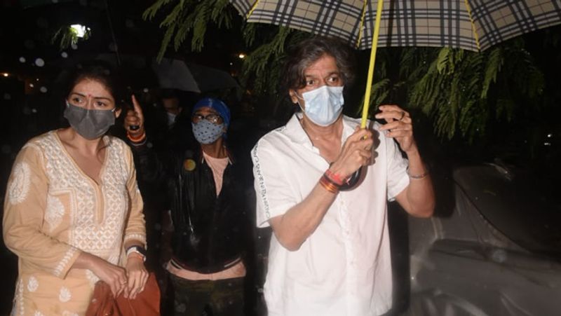 पत्नी भावना पांडे के साथ नजर आए चंकी पांडे। बारिश के कारण उन्होंने हाथ में छाता पकड़ रखा था।